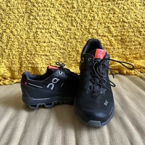 **NEVER WORN** Brand new black on cloud sneakers